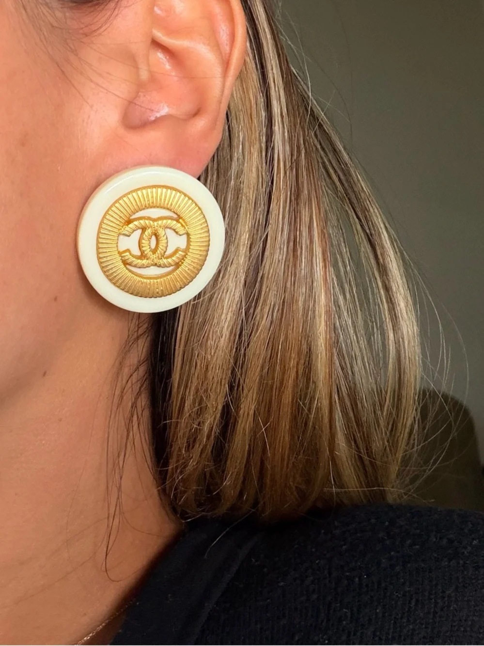 ✨Vintage Chanel Cream & Gold CC Medallion Statement Earrings🤍 - Picture 4 of 8